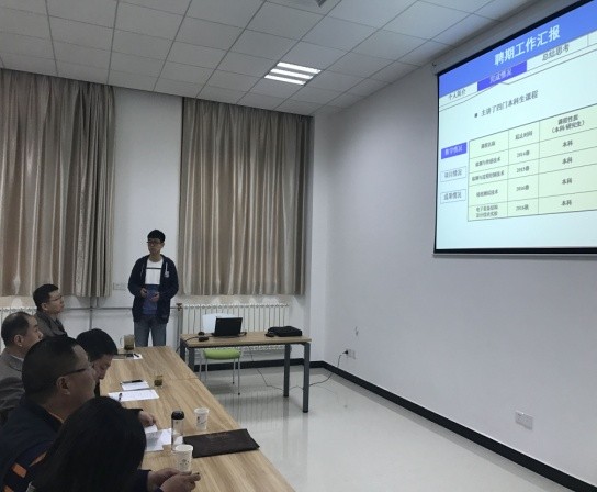 黑料网
组织新进教师进行首聘期满述职汇报